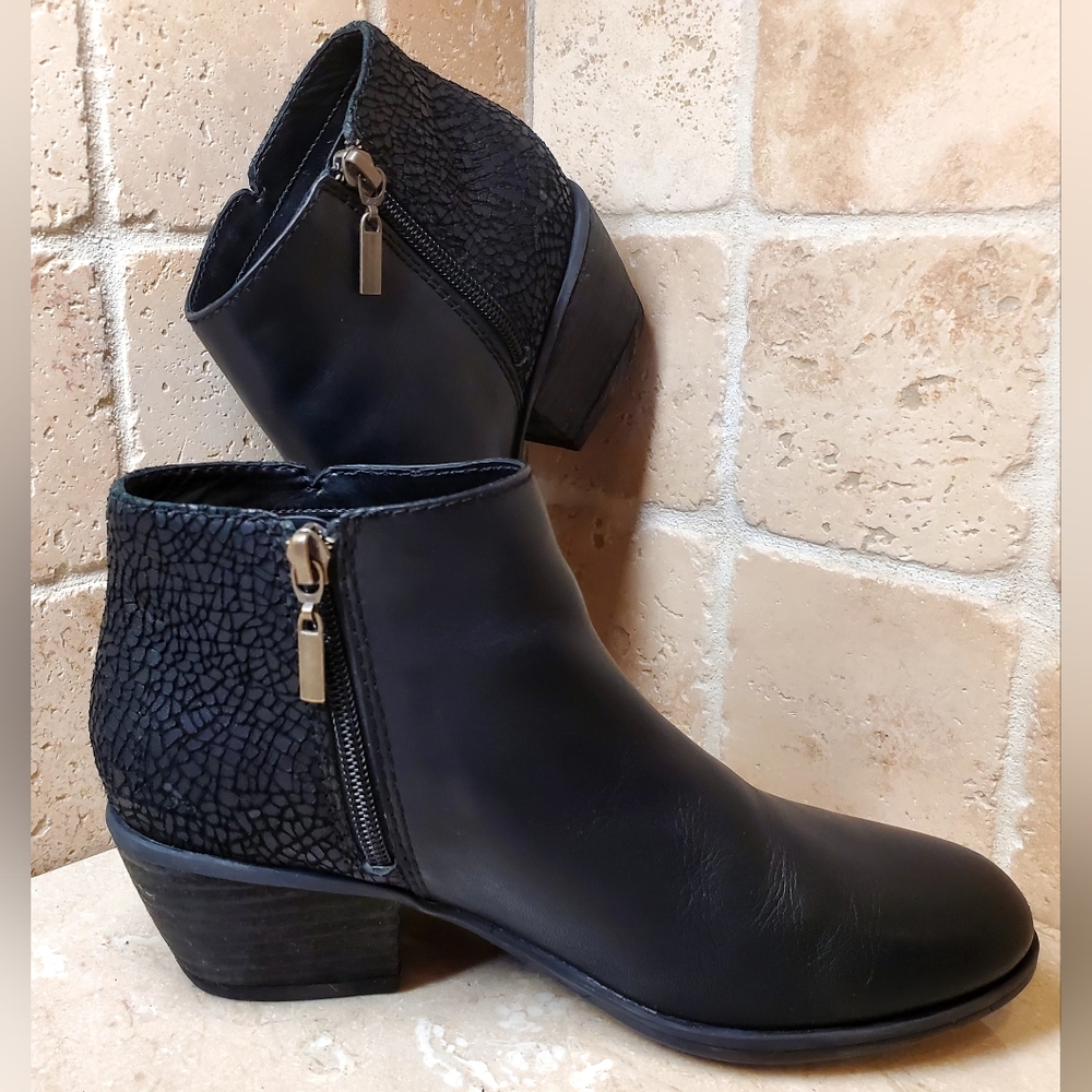 Clarks Adreena Hope Black Leather Textured Ankle Booties Size 6.5M